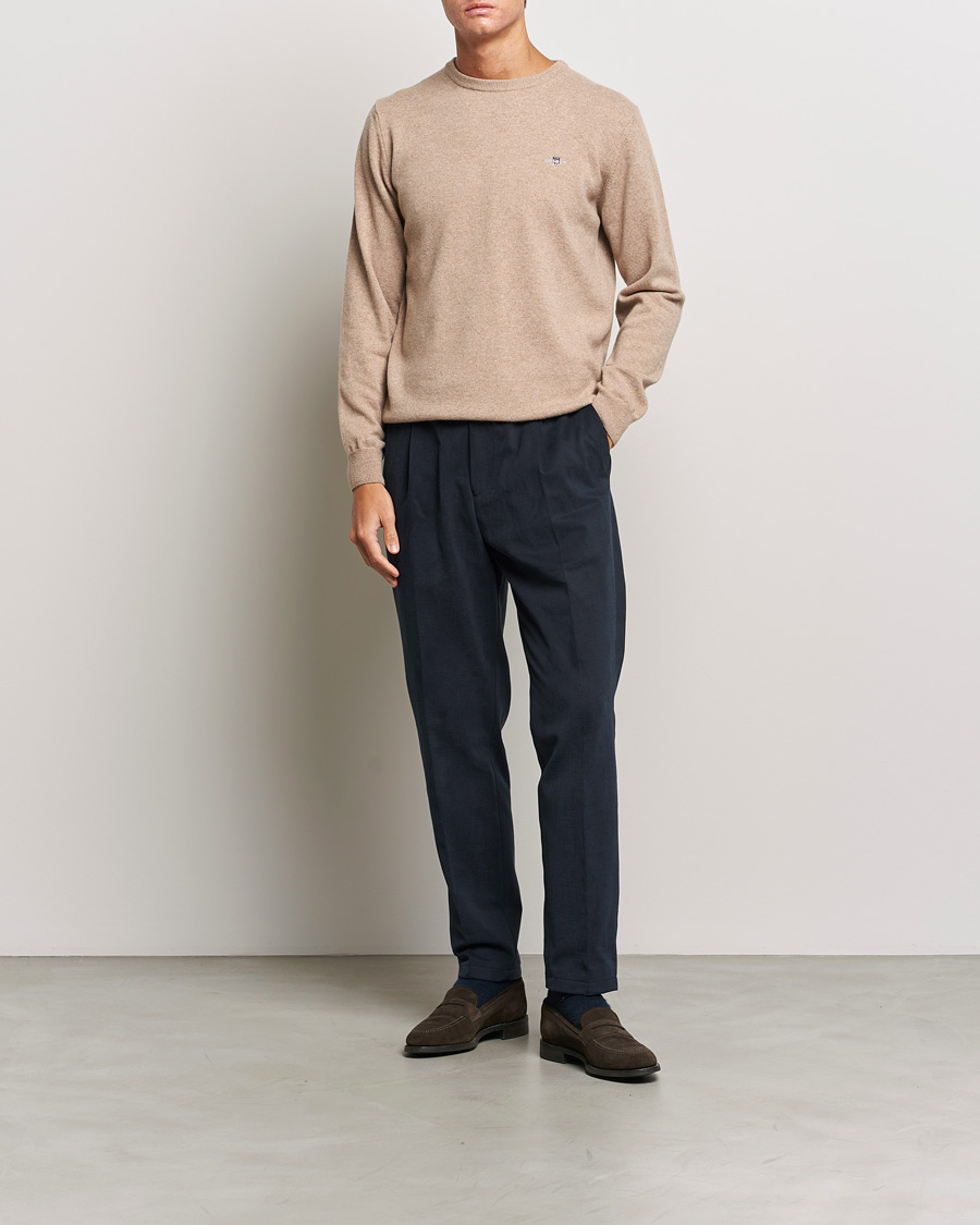 Mies | Puserot | GANT | Lambswool Crew Neck Pullover Dark Sand