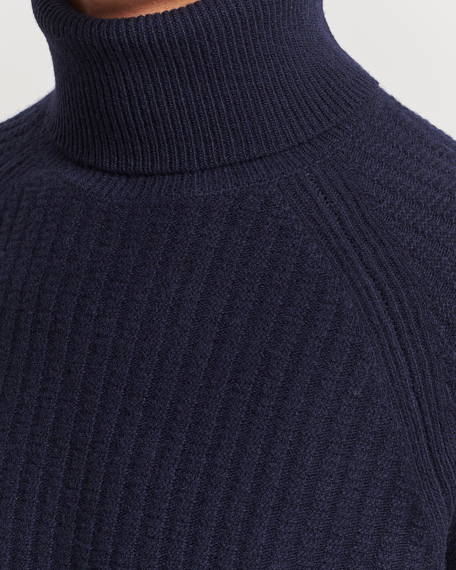 Mies | Puserot | GANT | Lambswool Textured Rollneck Evening Blue