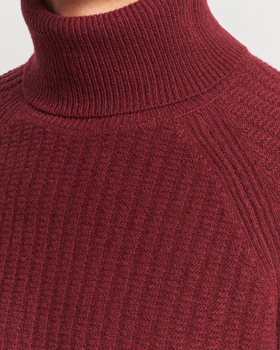 Mies | Puserot | GANT | Lambswool Textured Rollneck Plumped Red