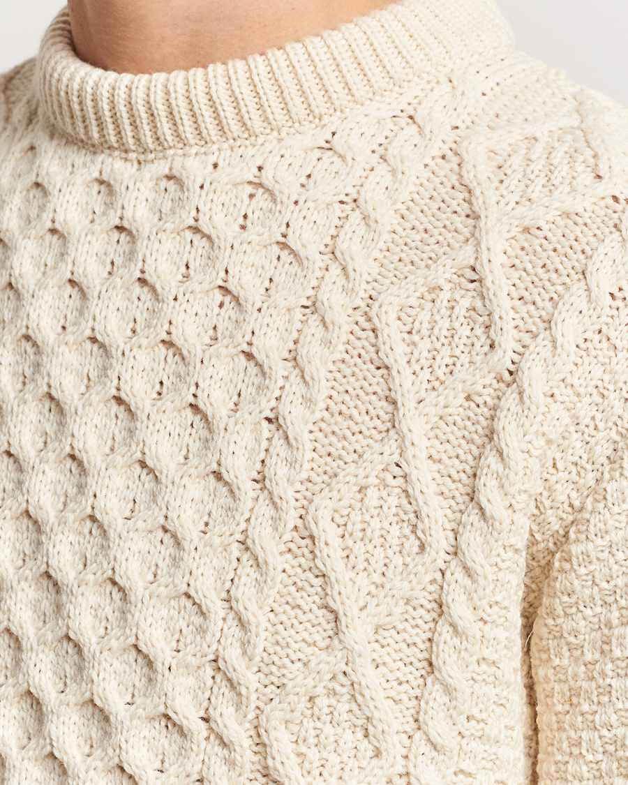 Mies | Puserot | Gloverall | Merino Wool Aran Cable Knitted Crew Neck Ecru