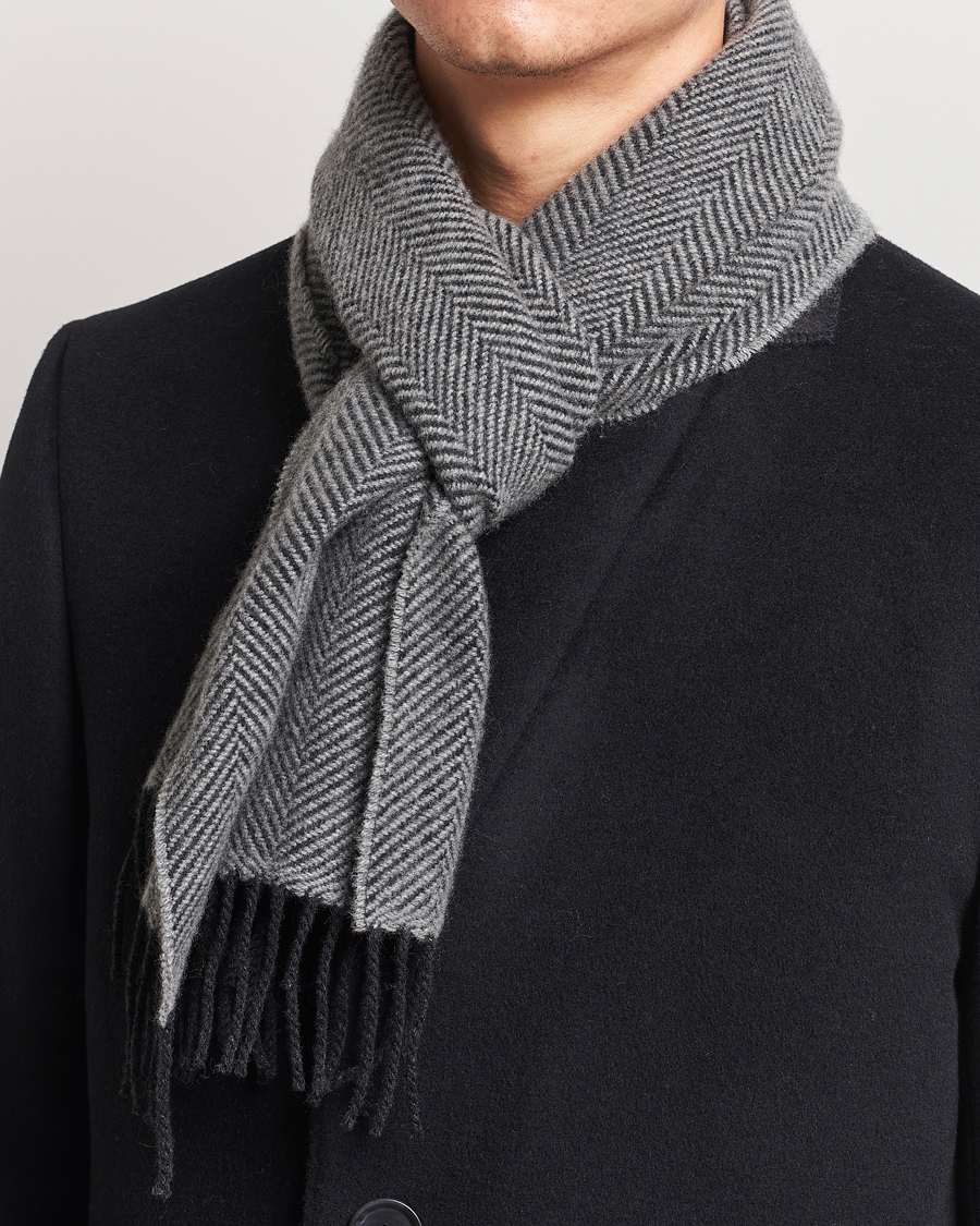 Mies | Begg & Co Herringbone Cashmere Scarf 30*170cm Grey | Begg & Co | Herringbone Cashmere Scarf 30*170cm Grey