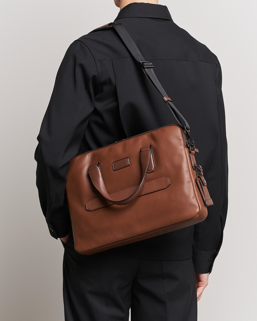 Mies | Business & Beyond | TUMI | Harrison Sycamore Slim Leather Brief Cognac
