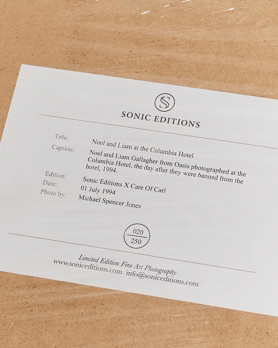 Mies | Taulut | Sonic Editions | Framed Noel & Liam At The Hotel