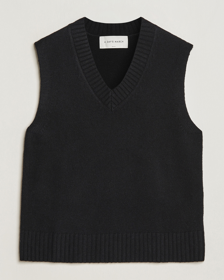 Mies | Puserot | A Day's March | Wigtown Lambswool Vest Black