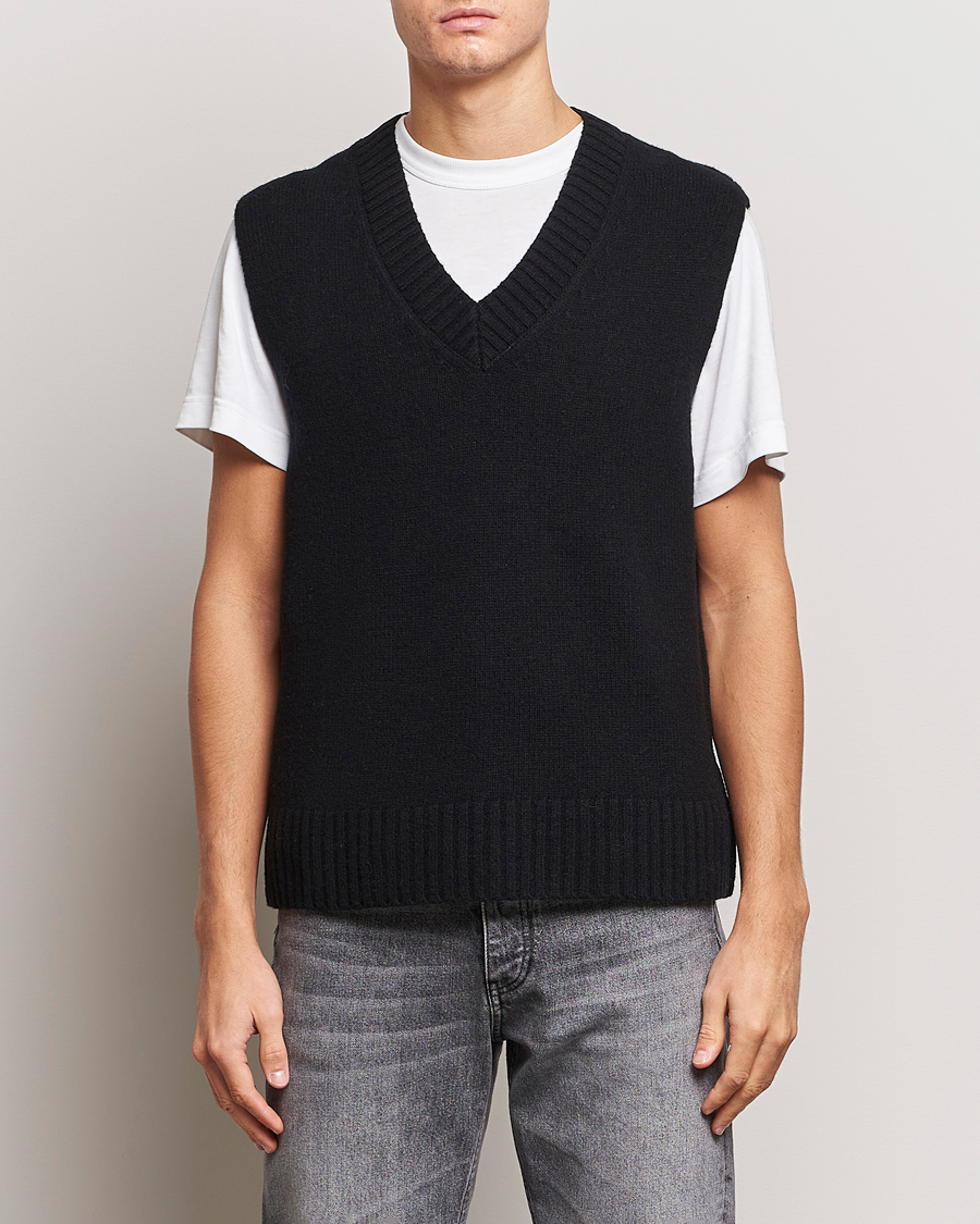 Mies | Puserot | A Day's March | Wigtown Lambswool Vest Black