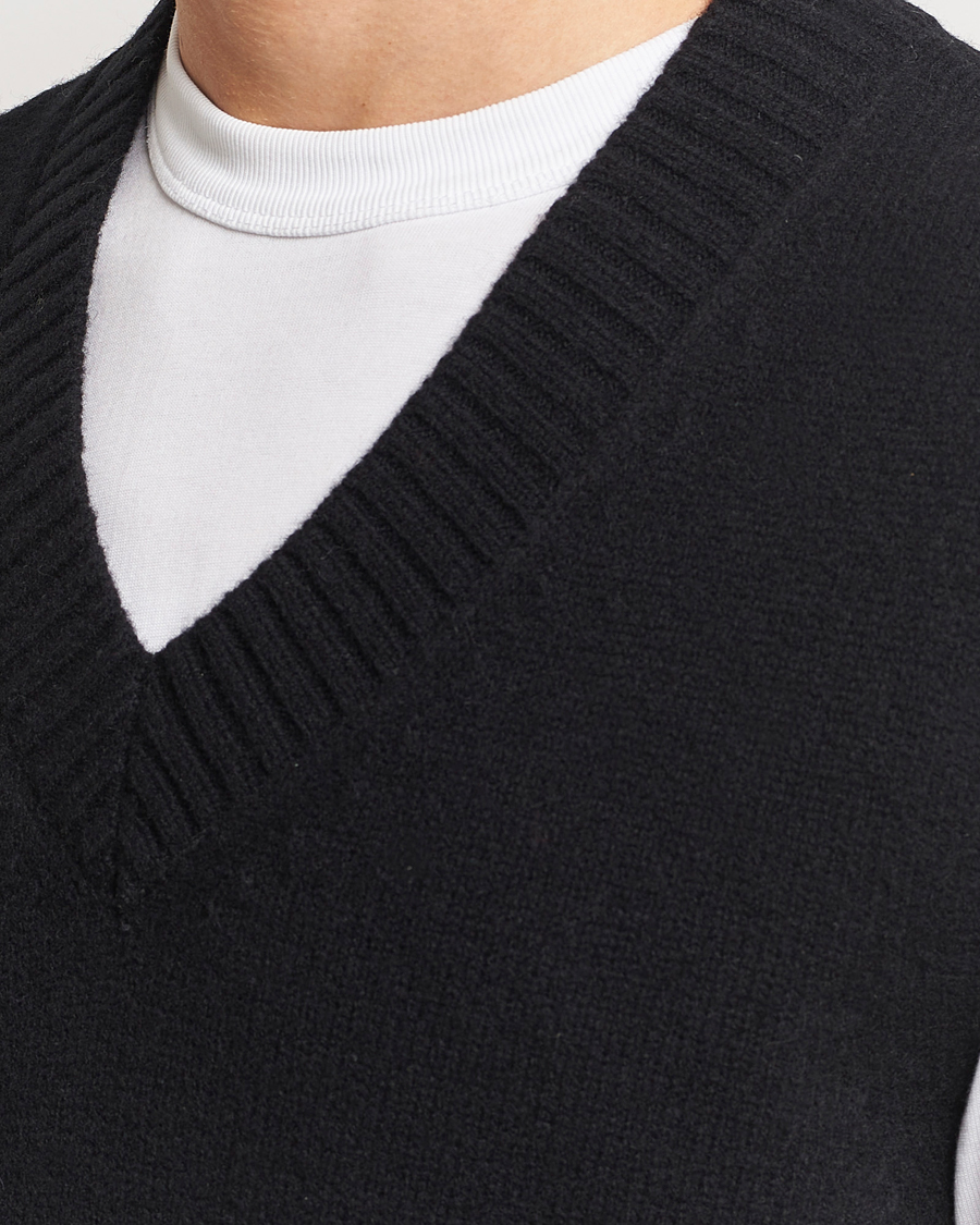 Mies | Puserot | A Day's March | Wigtown Lambswool Vest Black