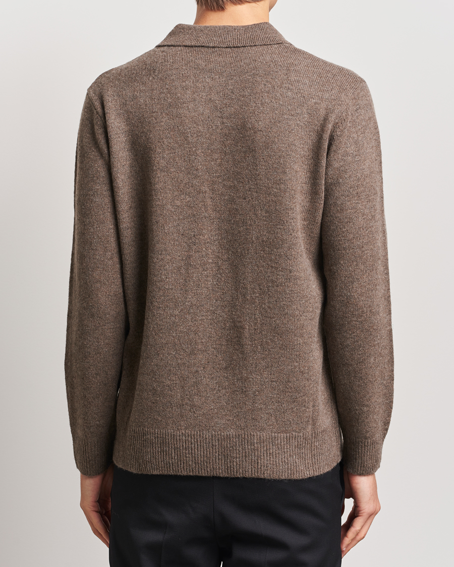 Mies | Puserot | A Day's March | Avoch Lambswool Polo Dark Taupe