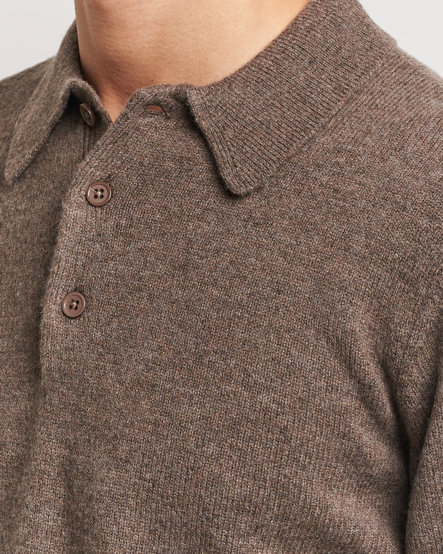 Mies | Puserot | A Day's March | Avoch Lambswool Polo Dark Taupe