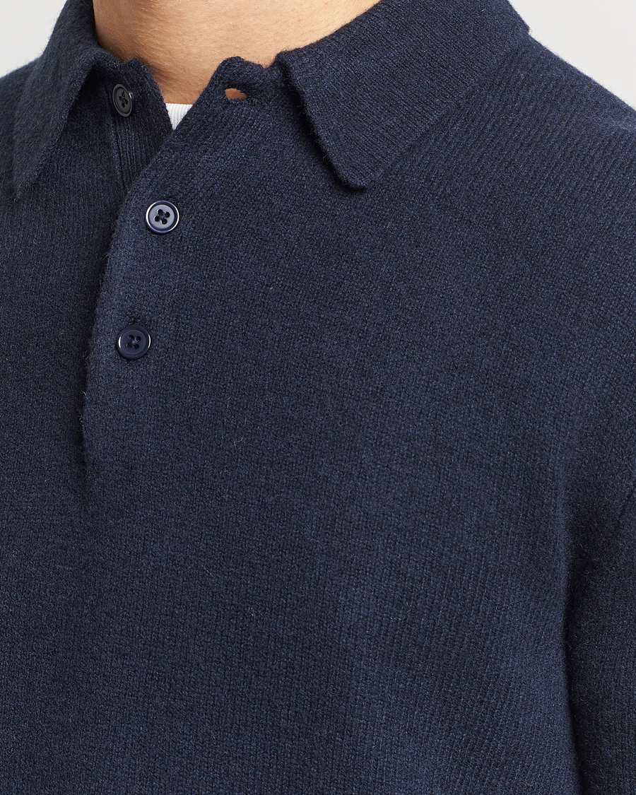 Mies | Puserot | A Day's March | Avoch Lambswool Polo Navy
