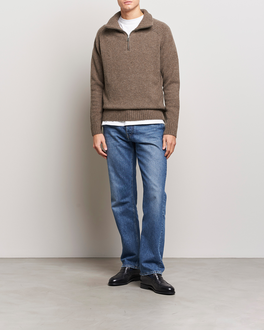 Mies | Puserot | A Day's March | Cullen Half-Zip Lambswool Sweater Dark Taupe