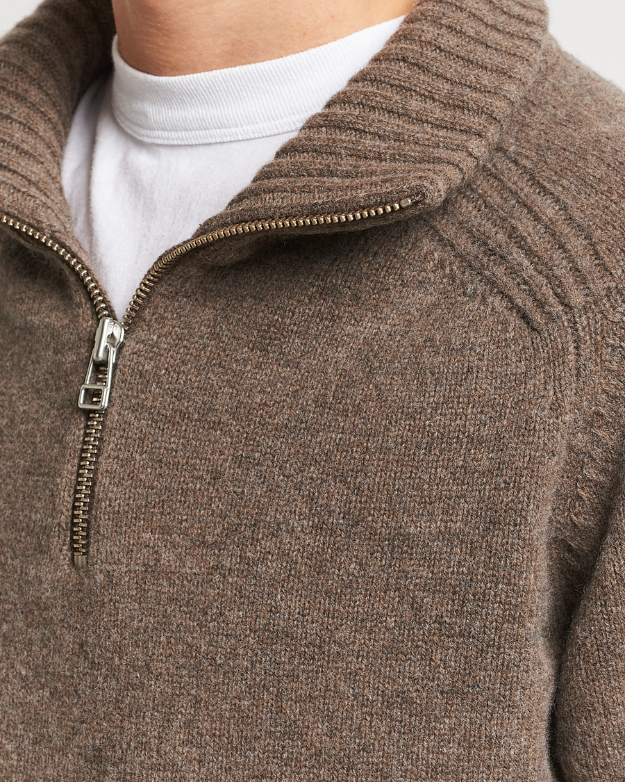 Mies | Puserot | A Day's March | Cullen Half-Zip Lambswool Sweater Dark Taupe