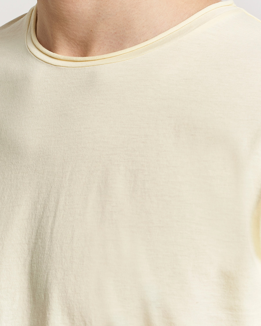 Mies | T-paidat | Filippa K | Roll Neck Crew Neck T-Shirt Soft Yellow