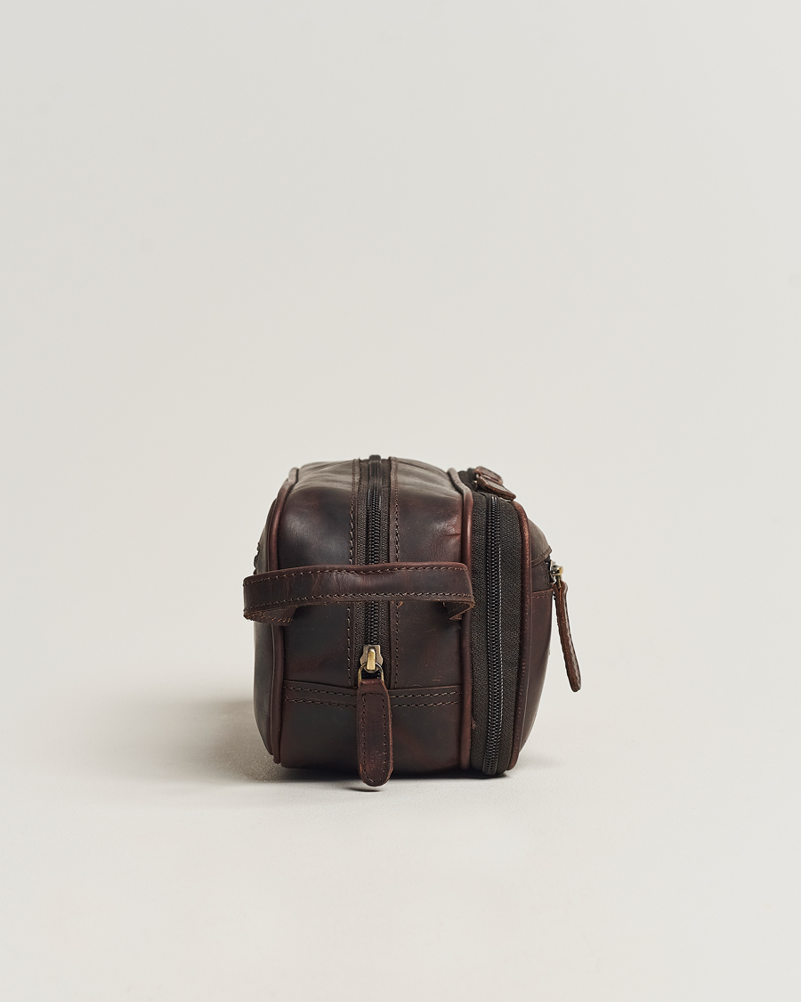 Mies | Loake 1880 Dartmouth Leather Washbag Dark Brown | Loake 1880 | Dartmouth Leather Washbag Dark Brown