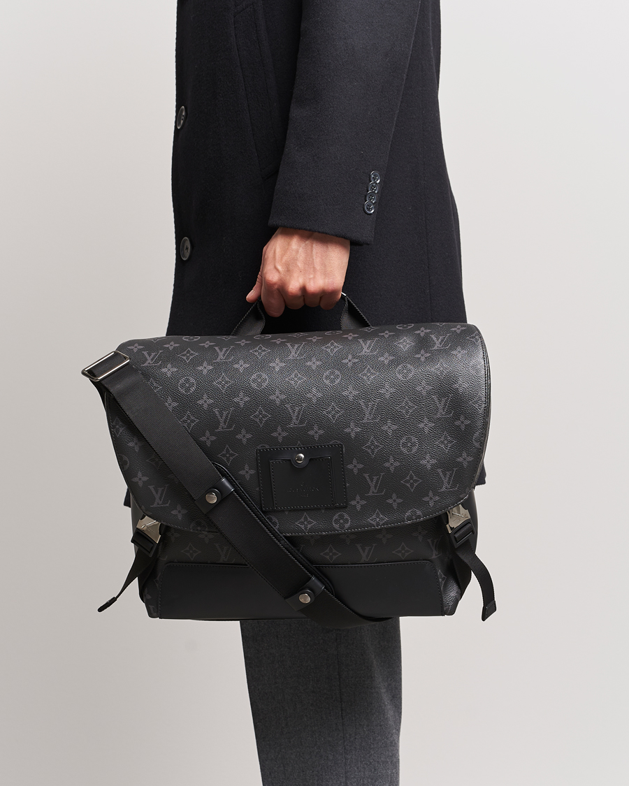 Mies | Aiemmin myydyt laukut | Louis Vuitton Pre-Owned | Messenger Voyager MM Bag Monogram Eclipse