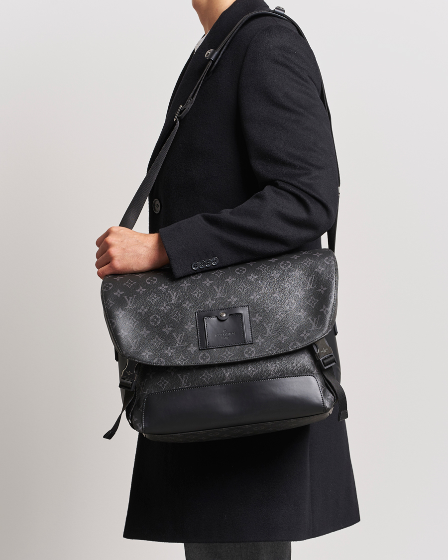 Mies | Louis Vuitton Pre-Owned Messenger Voyager MM Bag Monogram Eclipse | Louis Vuitton Pre-Owned | Messenger Voyager MM Bag Monogram Eclipse