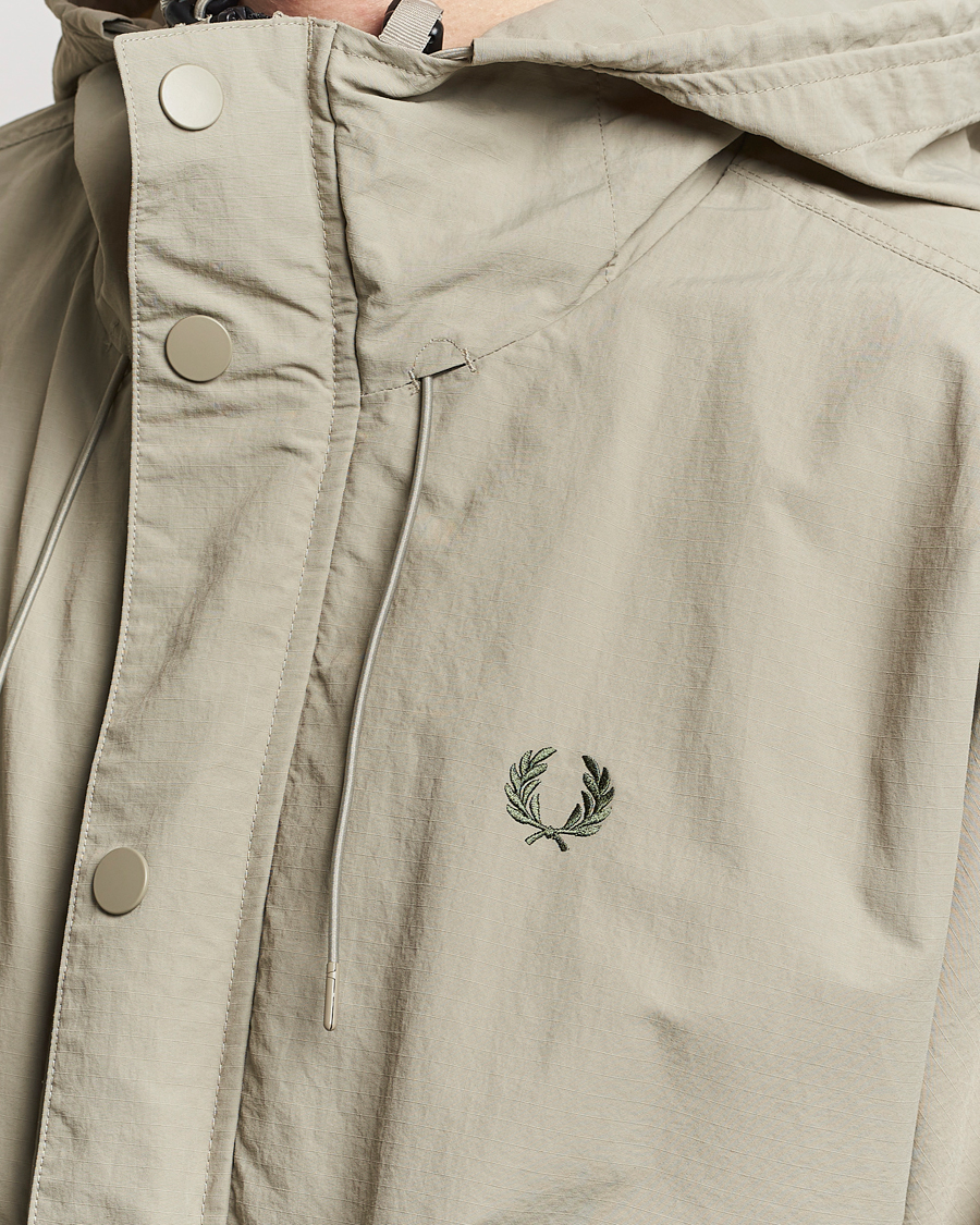 Mies | Takit | Fred Perry | Cropped Ripstop Hooded Jacket Warm Grey