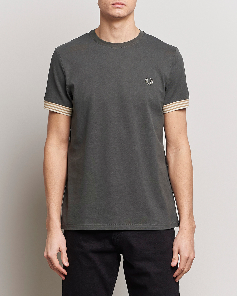 Mies |  | Fred Perry | Striped Cuff Crew Neck T-Shirt Field Green