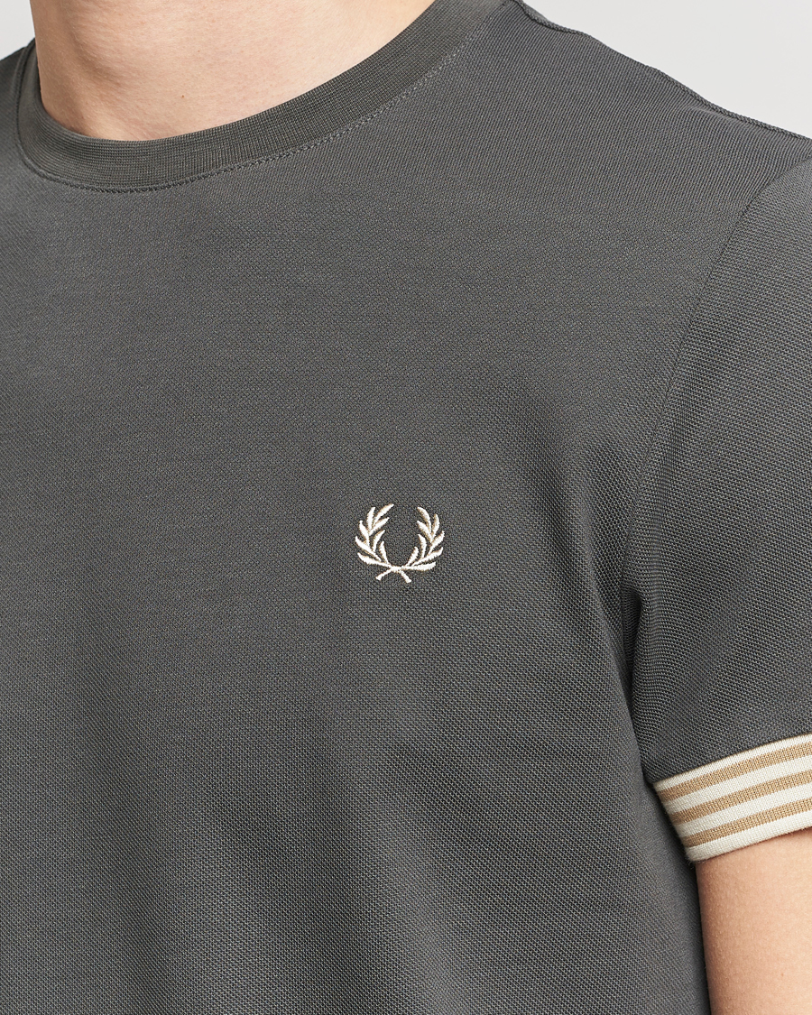 Mies | T-paidat | Fred Perry | Striped Cuff Crew Neck T-Shirt Field Green