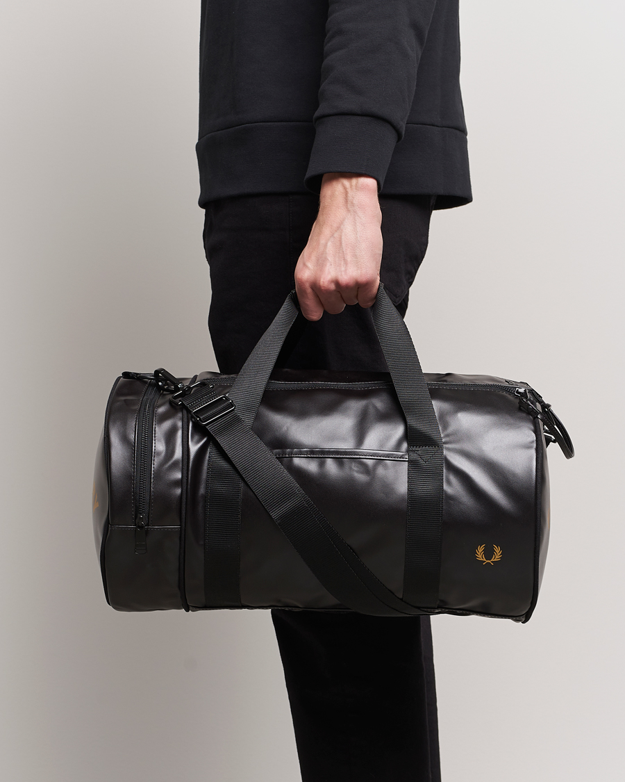 Mies | Laukut | Fred Perry | Tonal Classic Barrel Bag Black/Gold