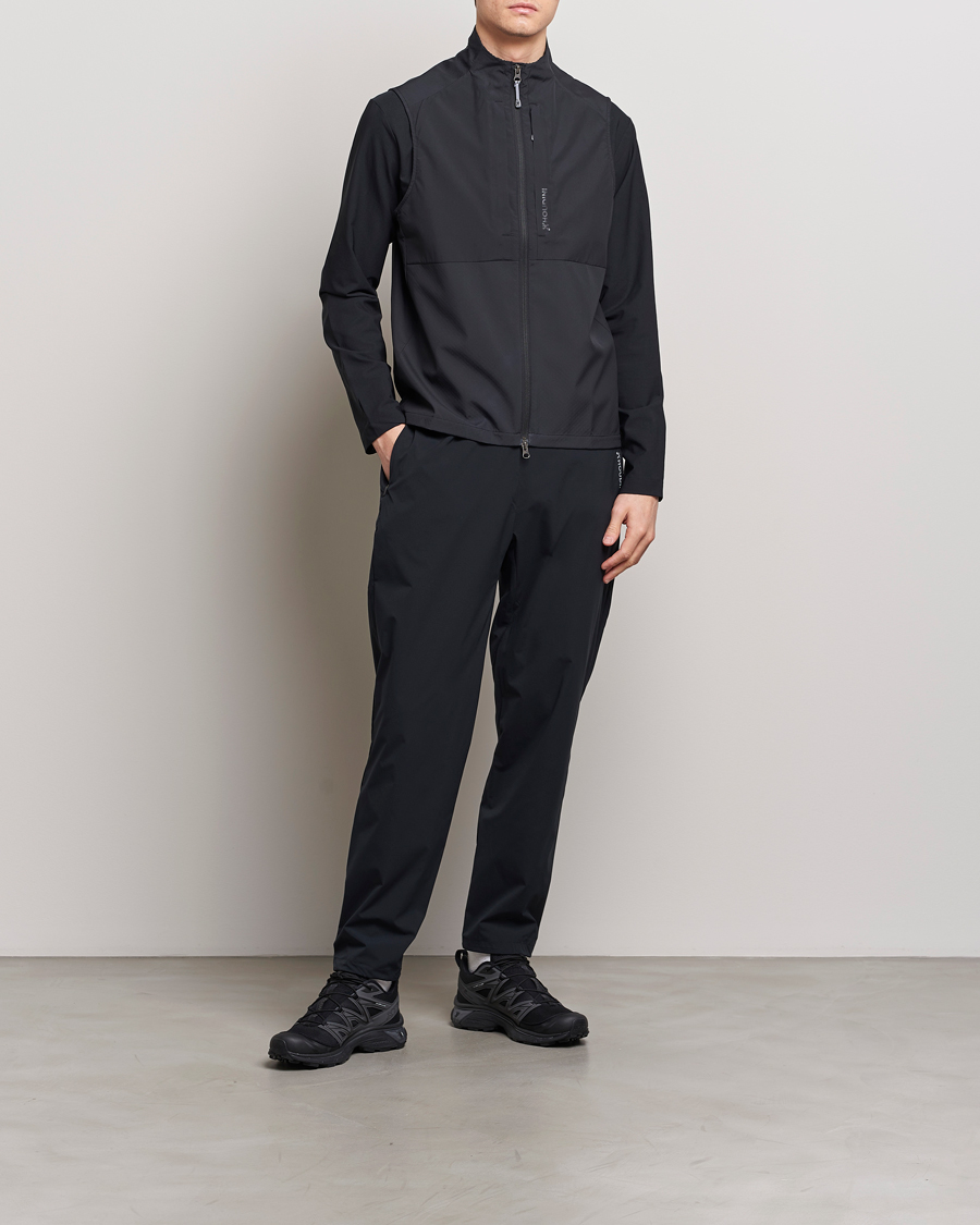 Mies | Puserot | Houdini | Pace Hybrid Softshell Vest True Black