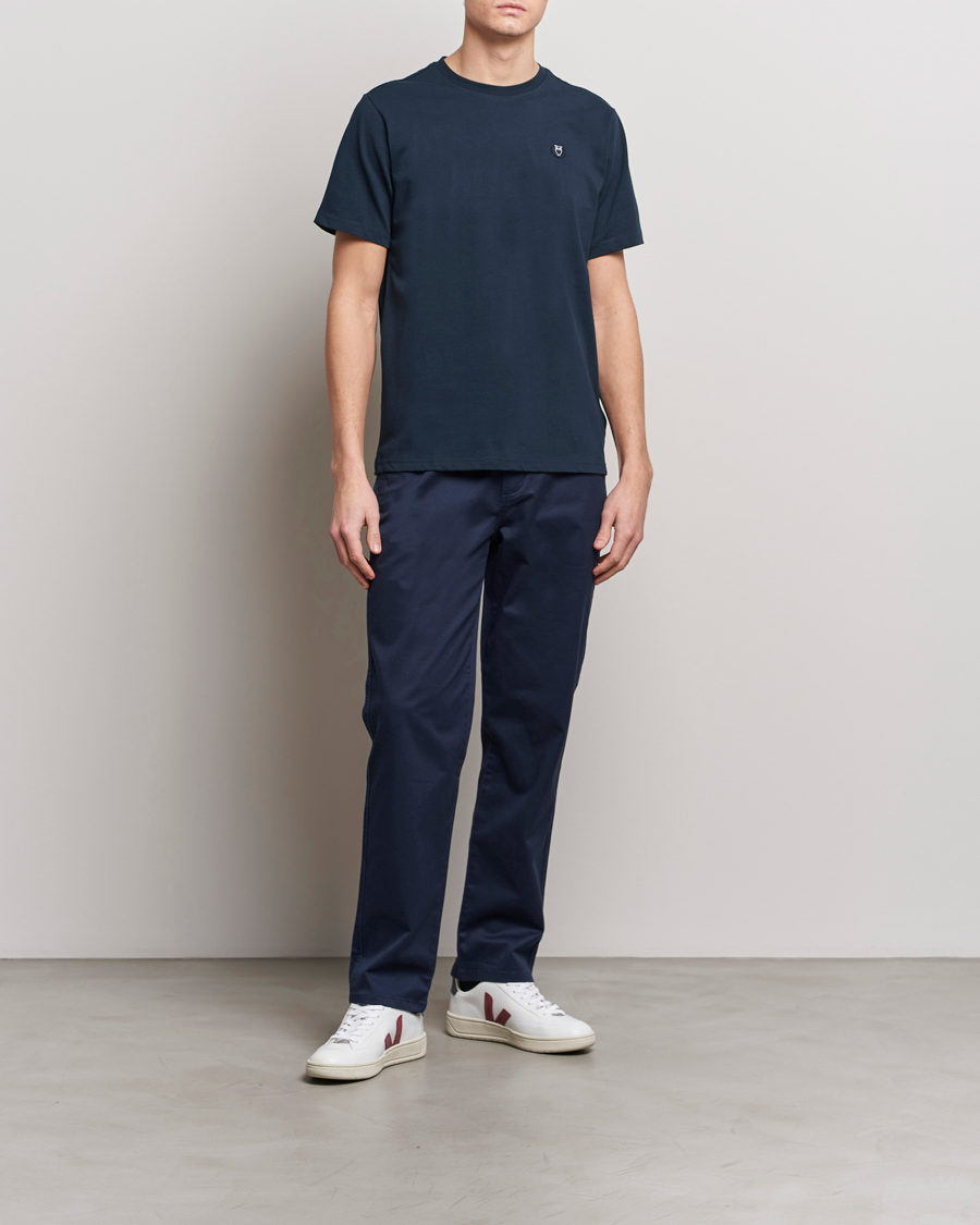 Mies | T-paidat | KnowledgeCotton Apparel | Loke Badge T-Shirt Total Eclipse