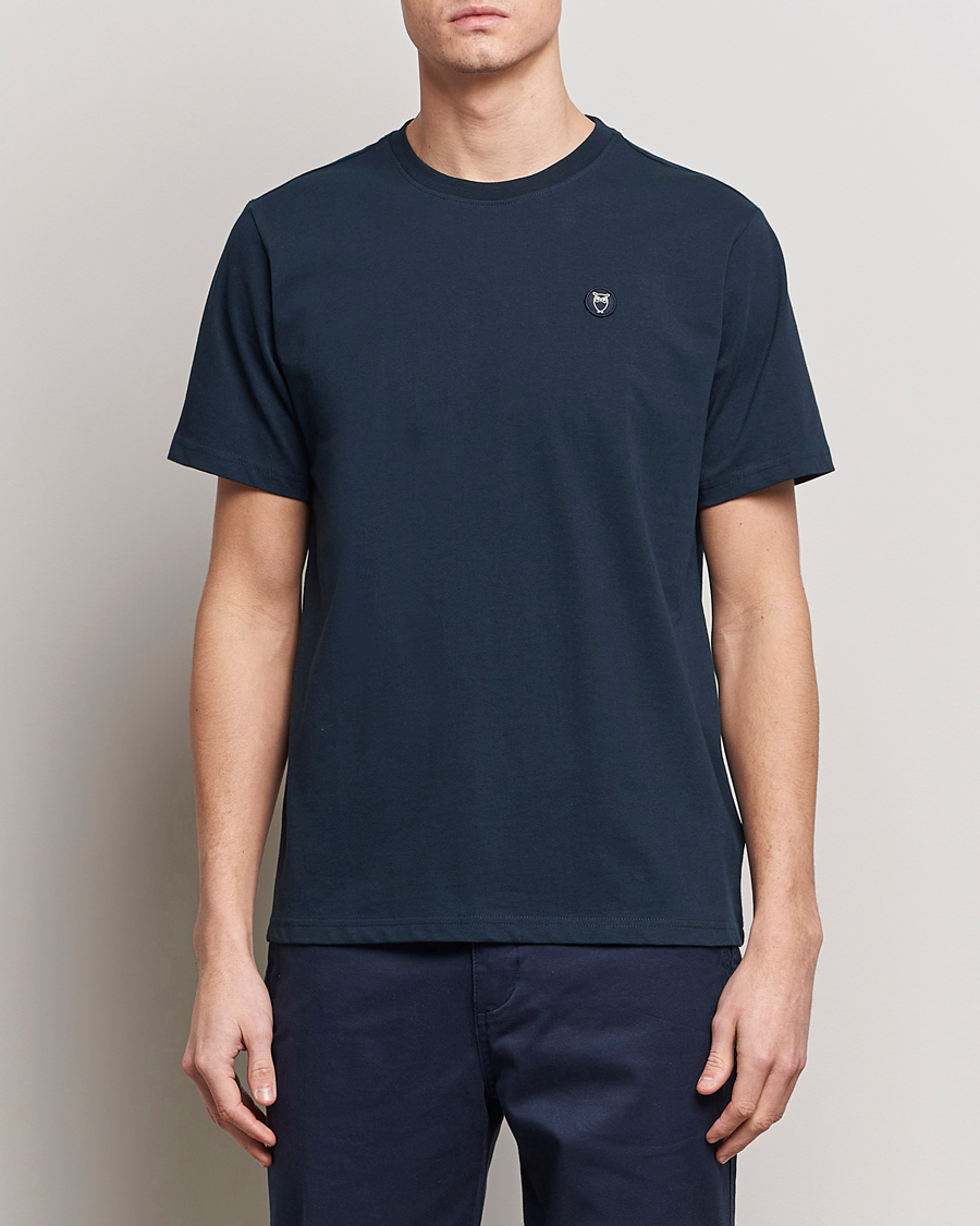 Mies | T-paidat | KnowledgeCotton Apparel | Loke Badge T-Shirt Total Eclipse
