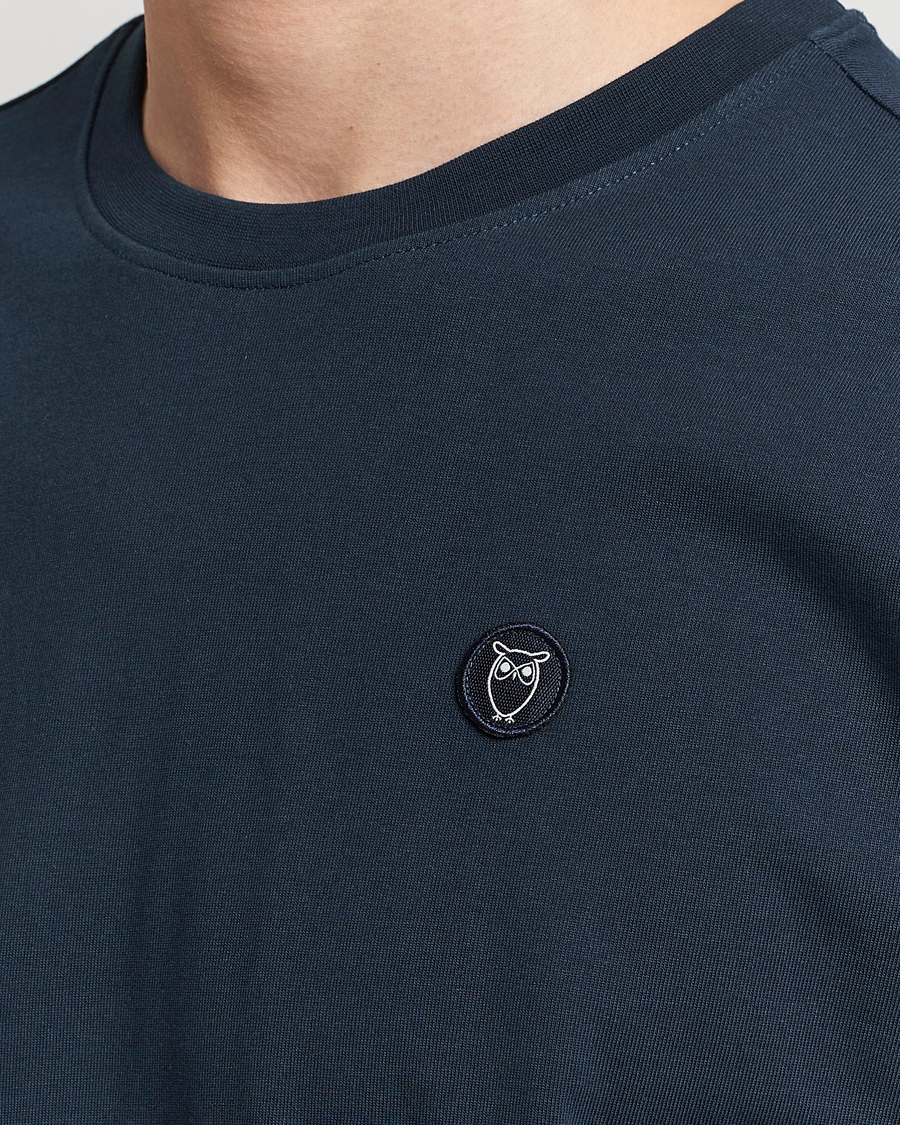 Mies | T-paidat | KnowledgeCotton Apparel | Loke Badge T-Shirt Total Eclipse