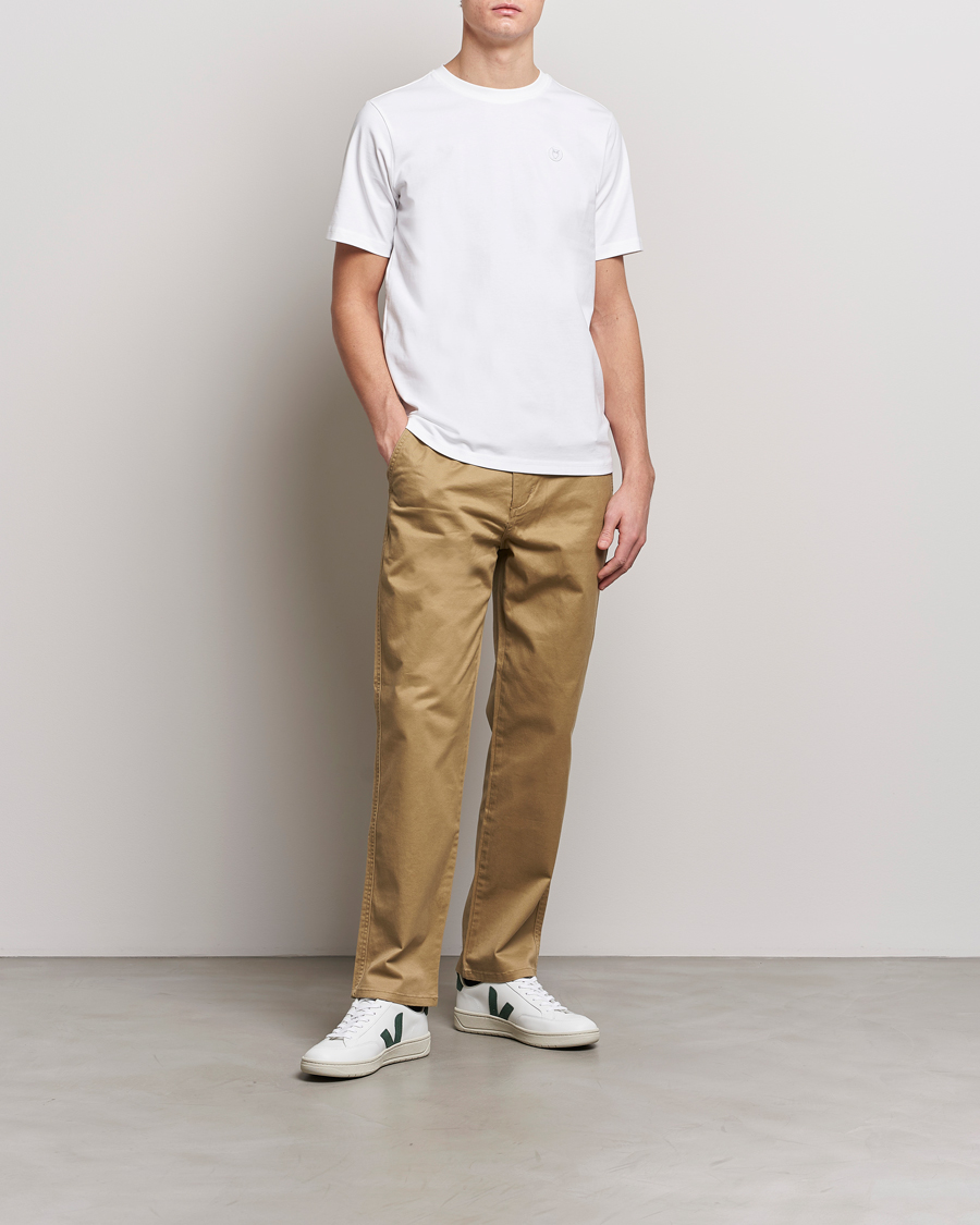 Mies | T-paidat | KnowledgeCotton Apparel | Loke Badge T-Shirt Bright White