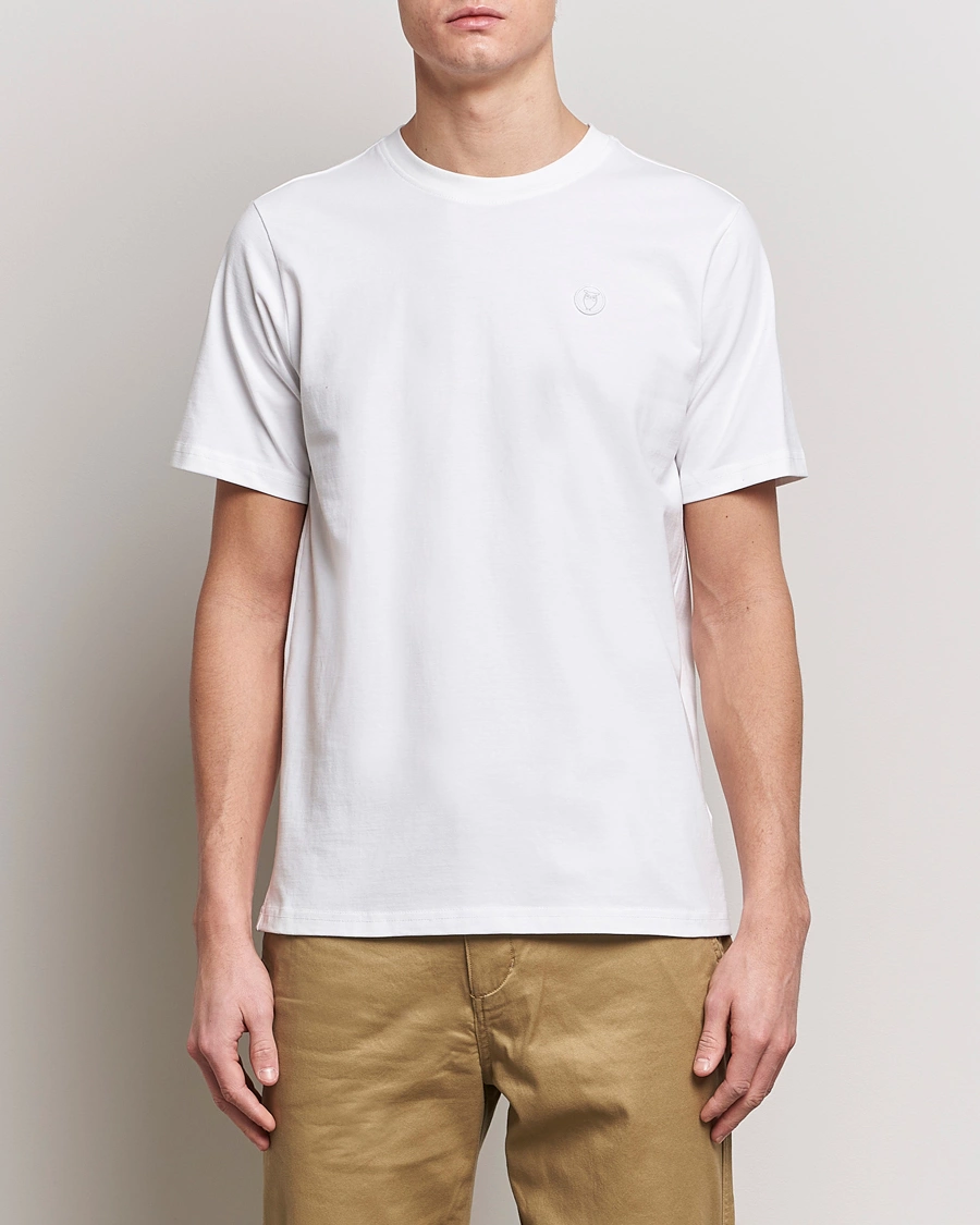Mies | T-paidat | KnowledgeCotton Apparel | Loke Badge T-Shirt Bright White