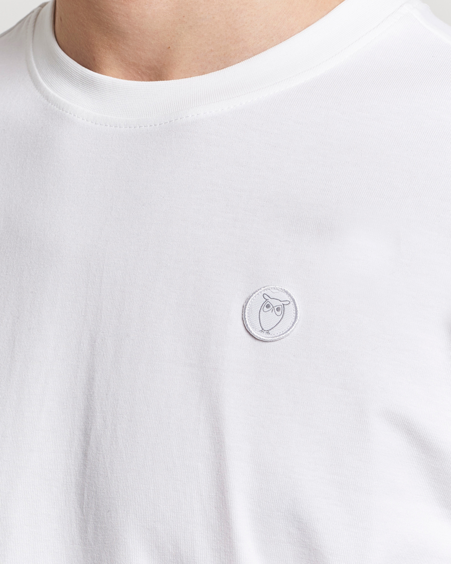 Mies | T-paidat | KnowledgeCotton Apparel | Loke Badge T-Shirt Bright White