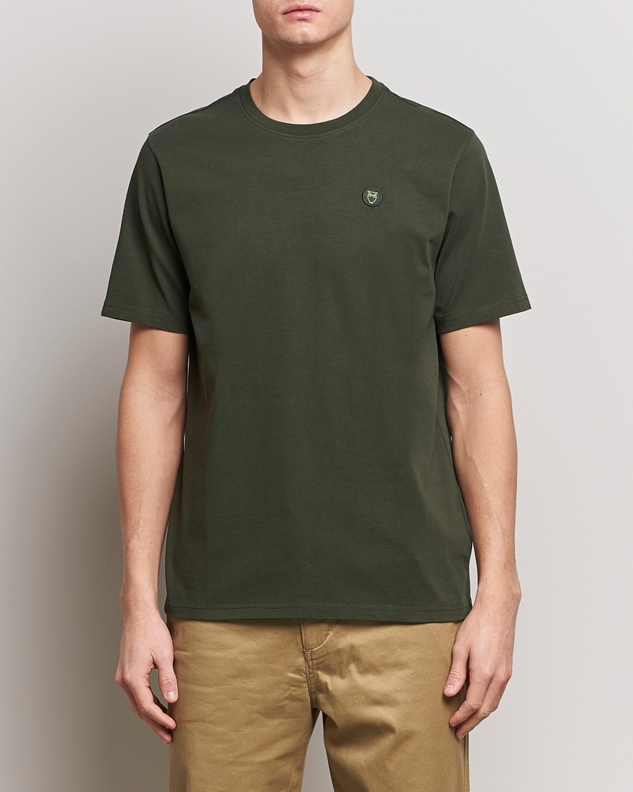 Mies | KnowledgeCotton Apparel | KnowledgeCotton Apparel | Loke Badge T-Shirt Forest Night