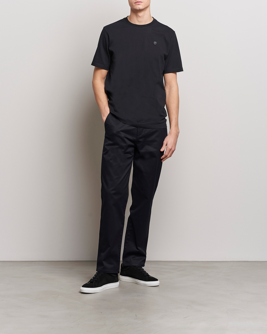 Mies | T-paidat | KnowledgeCotton Apparel | Loke Badge T-Shirt Jet Black