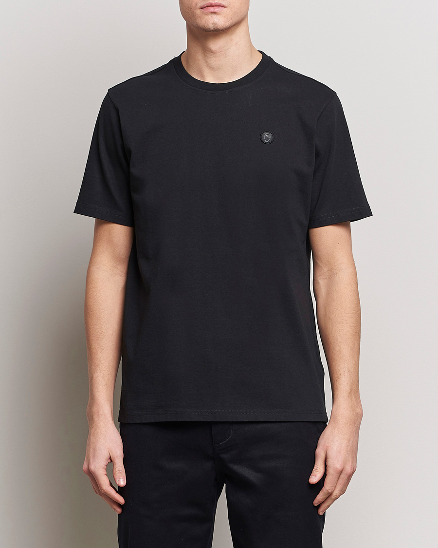 Mies | T-paidat | KnowledgeCotton Apparel | Loke Badge T-Shirt Jet Black