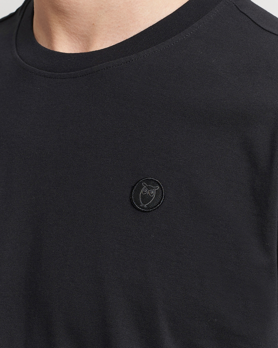 Mies | T-paidat | KnowledgeCotton Apparel | Loke Badge T-Shirt Jet Black