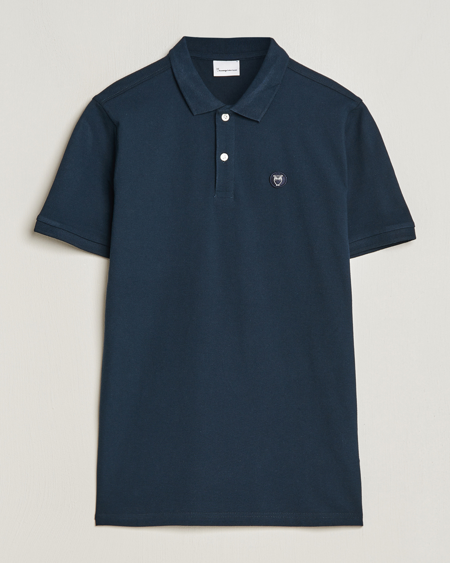 Mies | Pikeet | KnowledgeCotton Apparel | Toke Badge Polo Total Eclipse