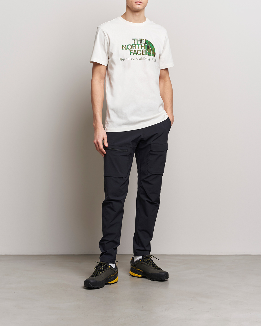 Mies | T-paidat | The North Face | Berkeley Logo T-Shirt White