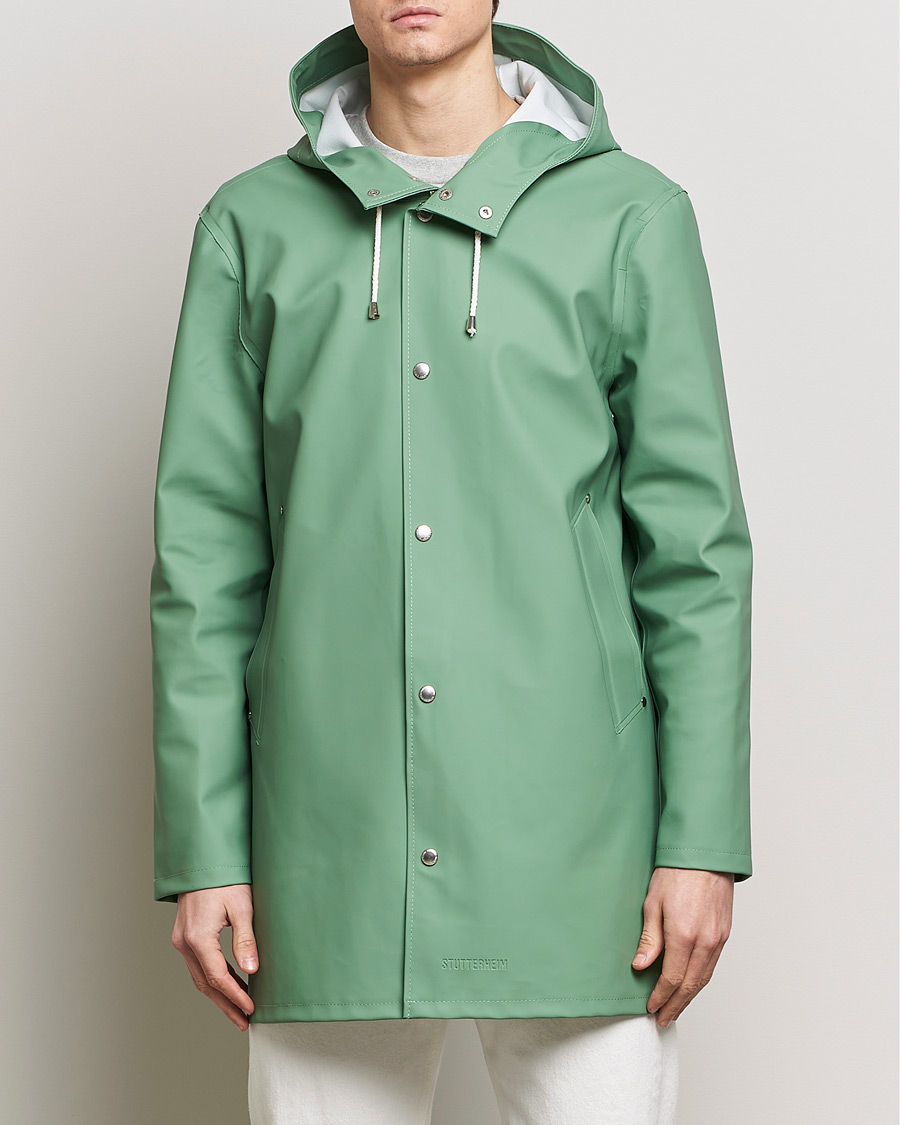 Mies | Tyylikkäänä sateella | Stutterheim | Stockholm Raincoat Green