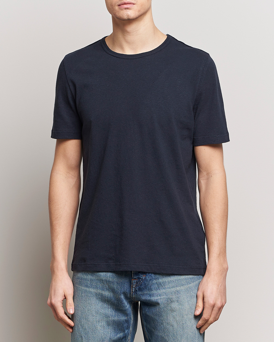 Mies | Wardrobe Basics | Tiger of Sweden | Olaf Cotton/Linen Crew Neck T-Shirt Light Ink