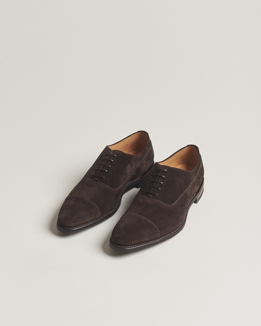 Mies | Käsintehdyt kengät - Lepolestikampanja | Loake 1880 | Truman Suede Oxford Toe Cap Dark Brown