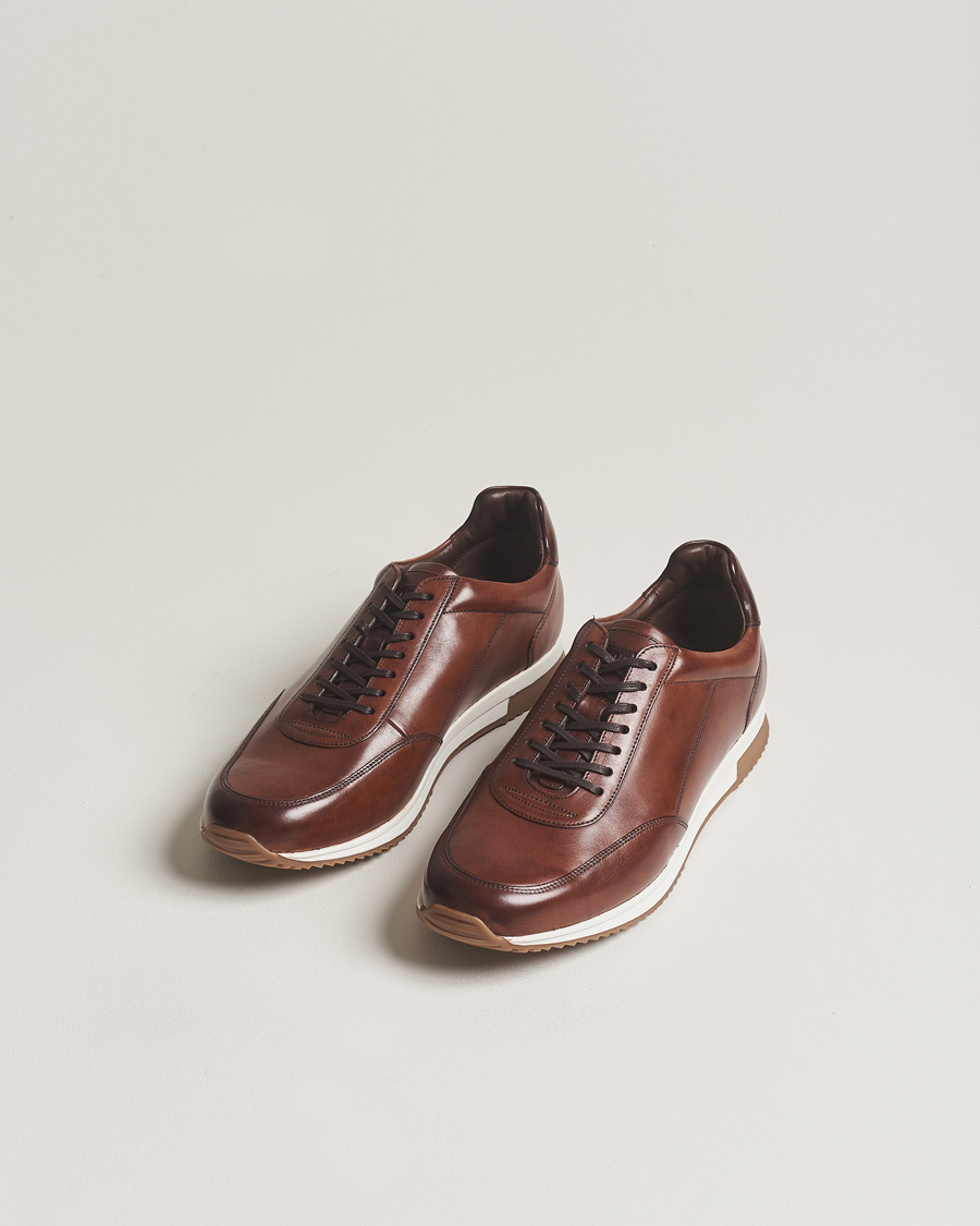 Mies | Tennarit | Loake Shoemakers | Bannister Leather Running Sneaker Cedar