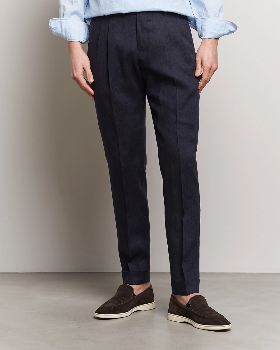 Mies | Pellavahousut | PT01 | Slim Fit Pleated Linen Trousers Navy