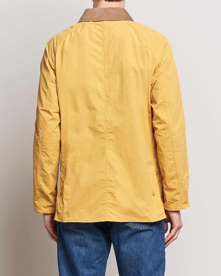 Mies | Takit | Barbour Lifestyle | Ashby Showerproof Jacket Honey Gold