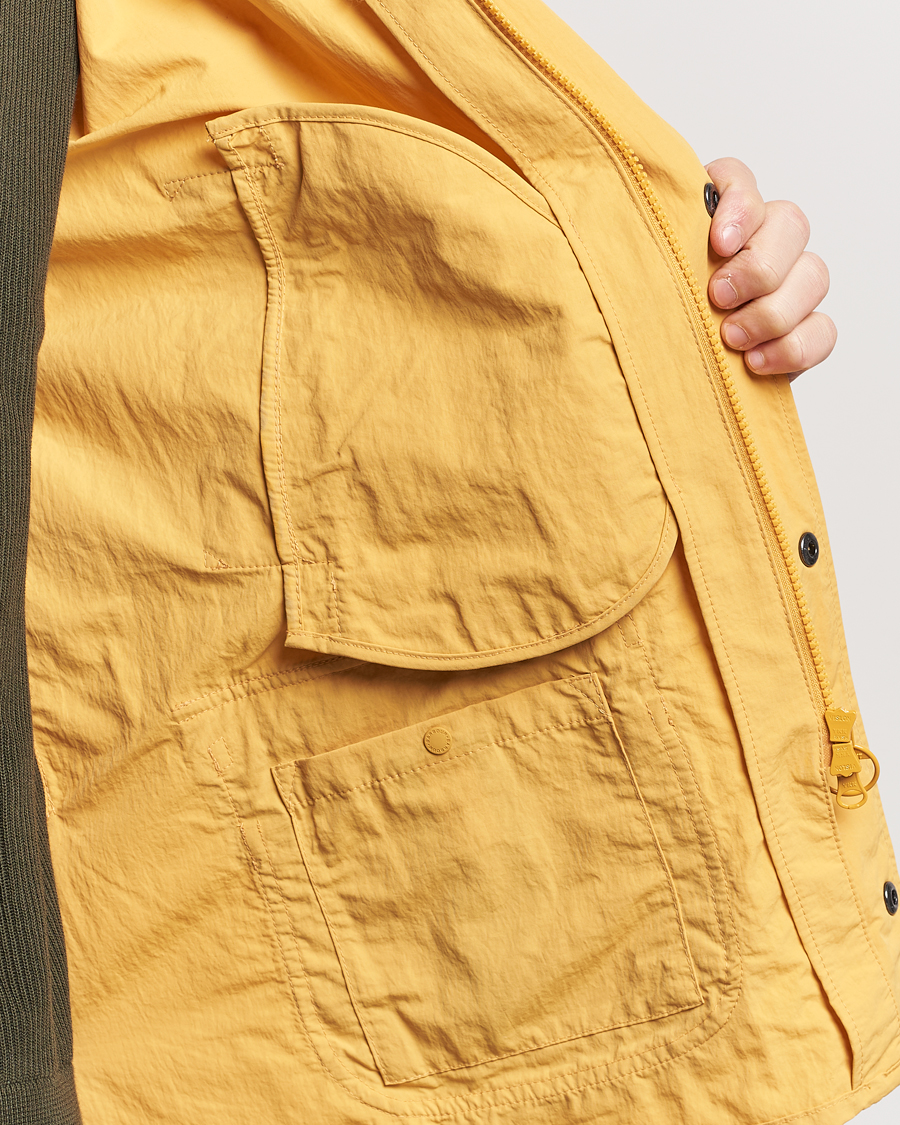 Mies | Takit | Barbour Lifestyle | Ashby Showerproof Jacket Honey Gold