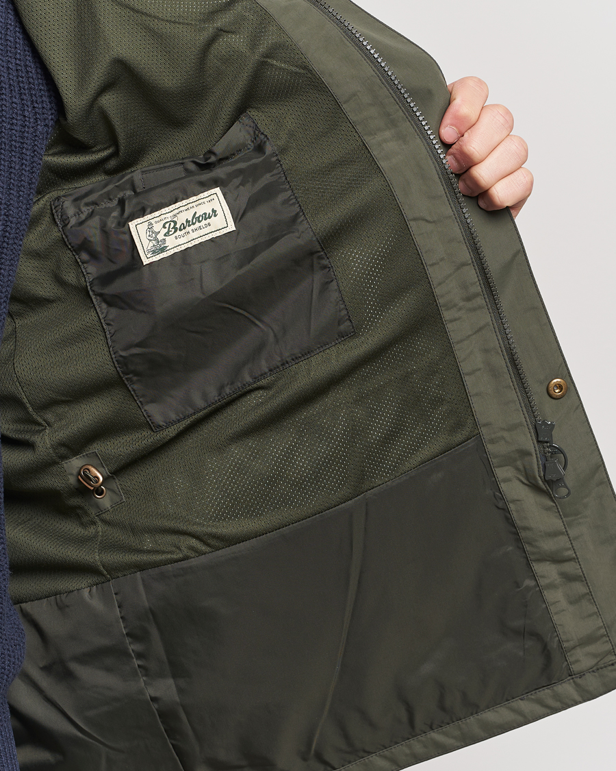 Mies | Takit | Barbour Lifestyle | Summer Brockstone Waterproof Jacket Olive