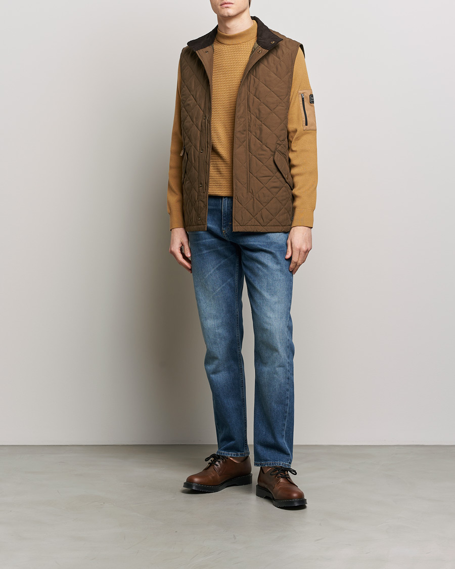 Mies | Takit | Barbour Lifestyle | Shoveler Peached Quilted Gilet Dark Sand