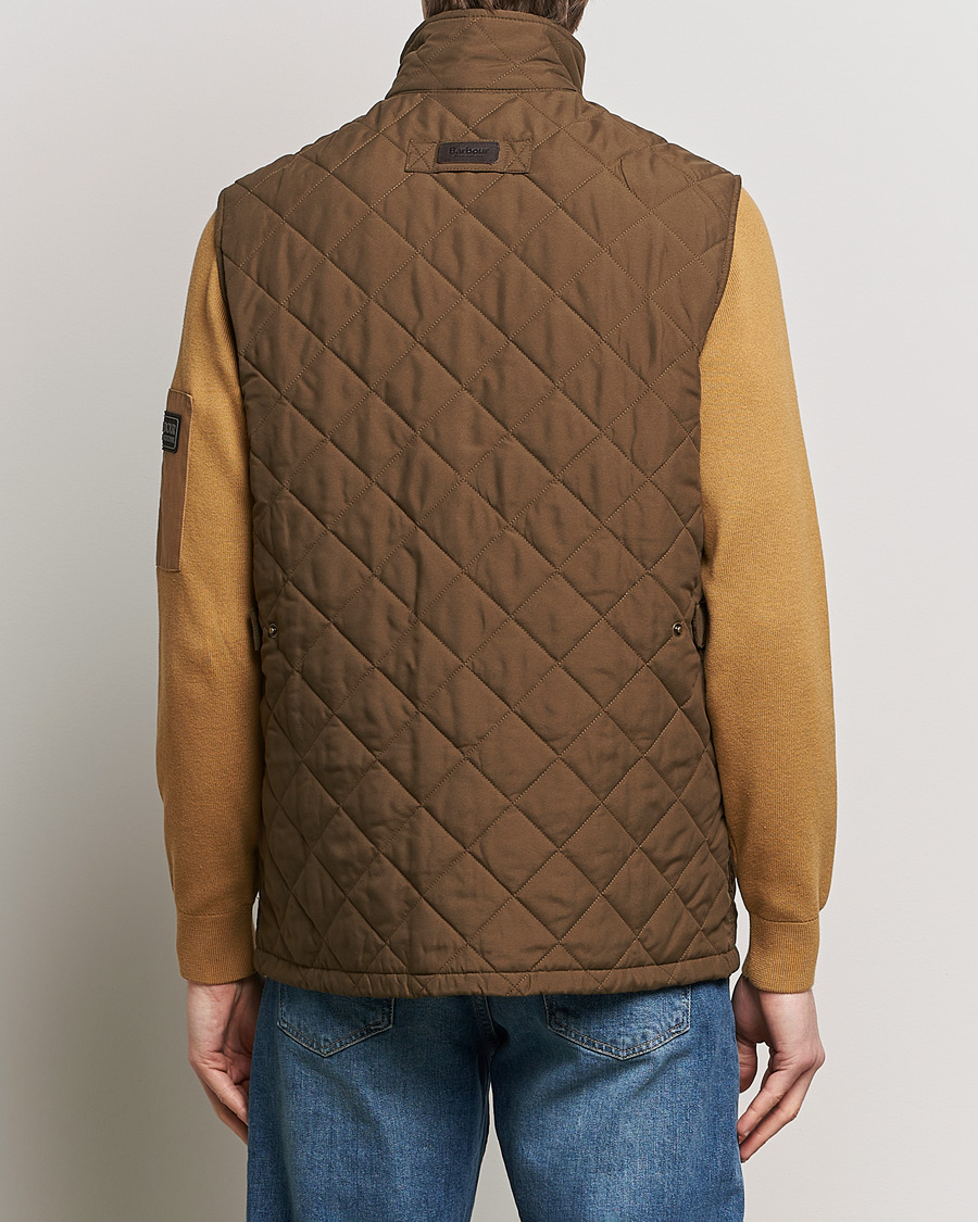 Mies | Takit | Barbour Lifestyle | Shoveler Peached Quilted Gilet Dark Sand