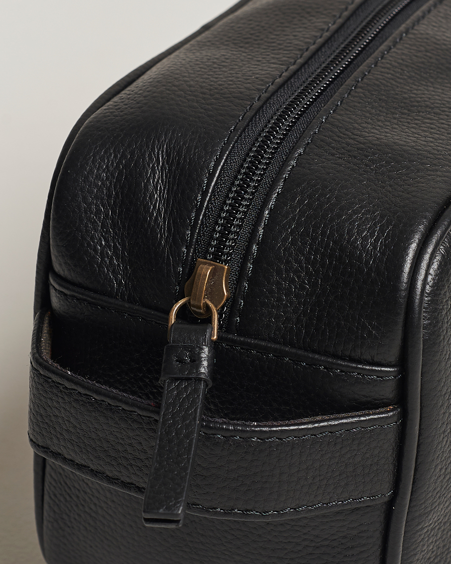 Mies | Barbour Lifestyle Logo Leather Washbag Black | Barbour Lifestyle | Logo Leather Washbag Black