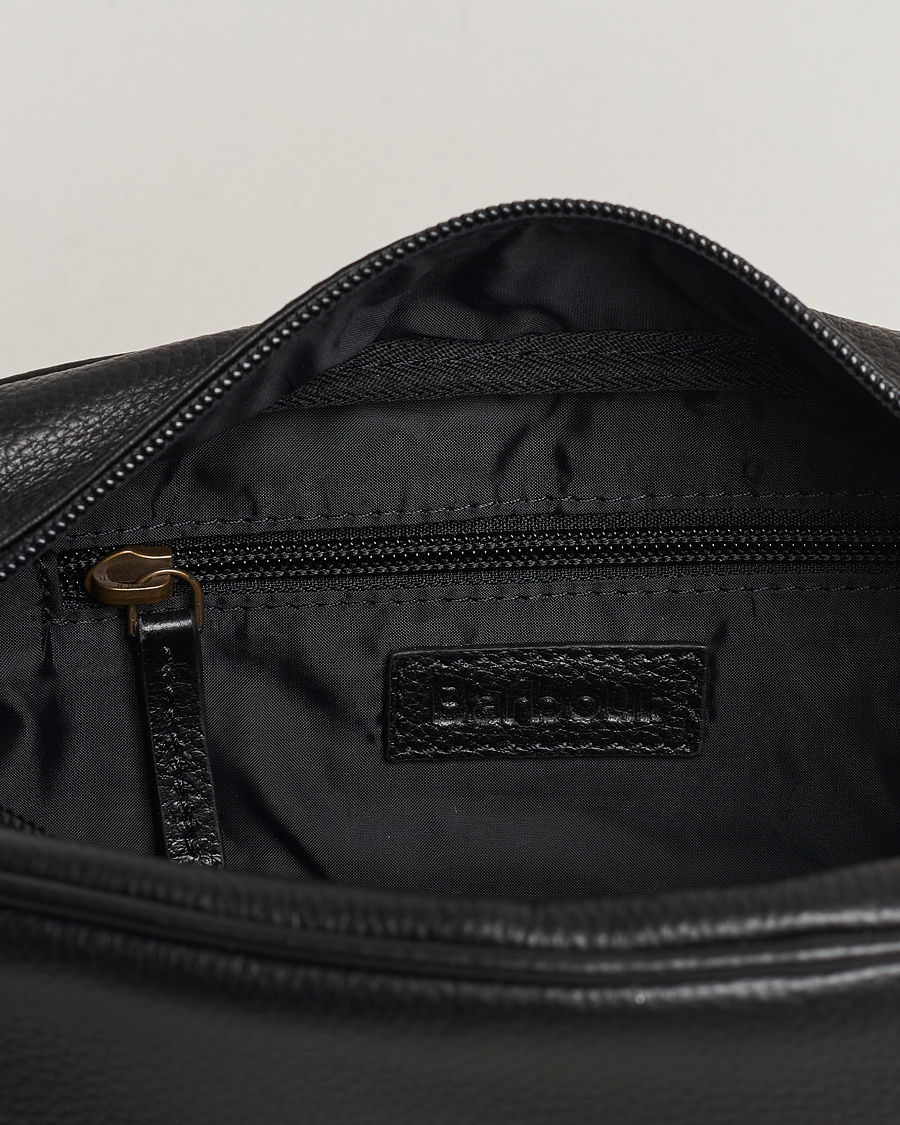 Mies | Barbour Lifestyle Logo Leather Washbag Black | Barbour Lifestyle | Logo Leather Washbag Black