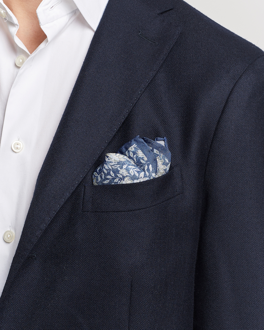 Mies | Amanda Christensen Silk Oxford Printed Flower Pocket Square Navy | Amanda Christensen | Silk Oxford Printed Flower Pocket Square Navy