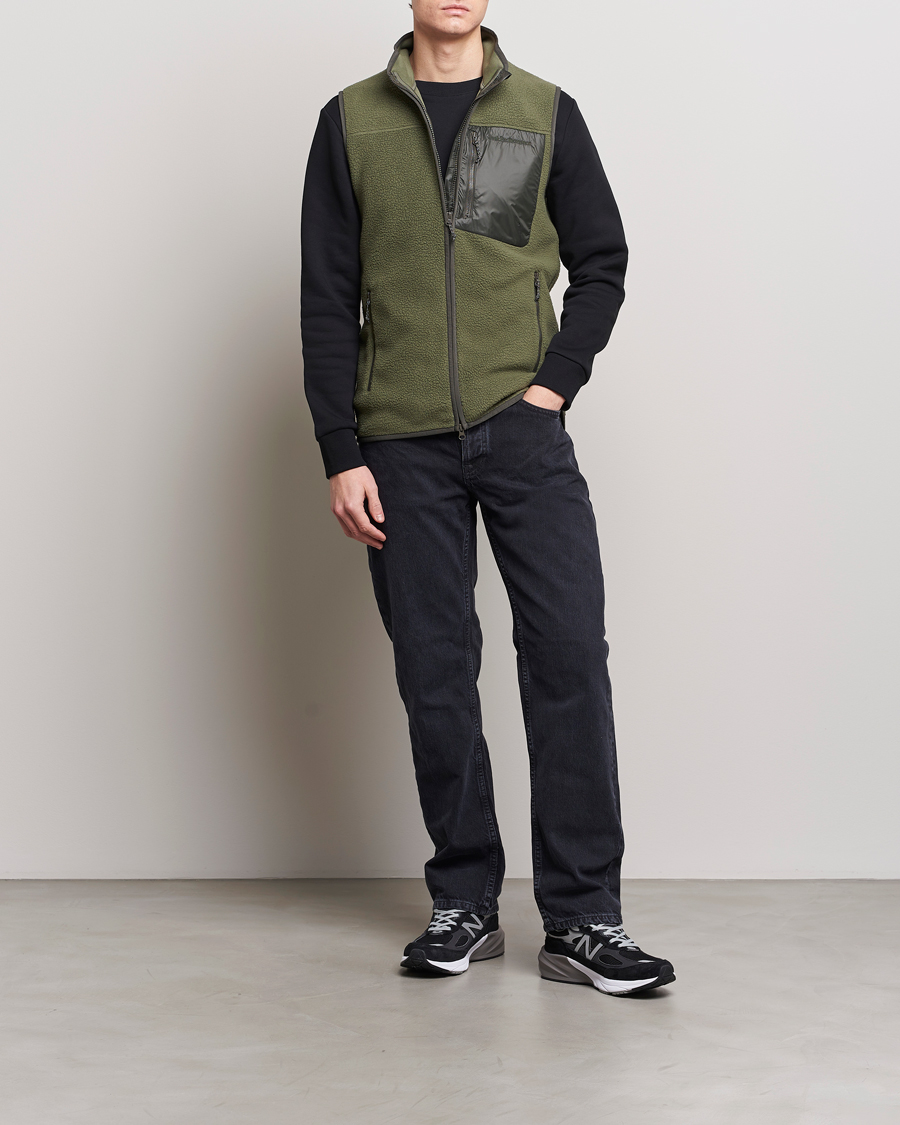 Mies | Puserot | Peak Performance | Pile Vest Pine Needle